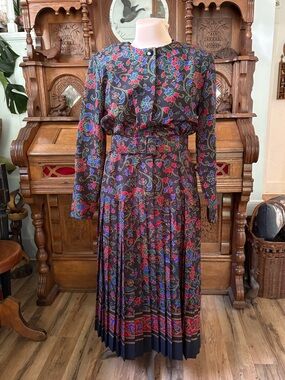 Beautiful retro vintage 80s black floral pleated long sleeve dress size large
